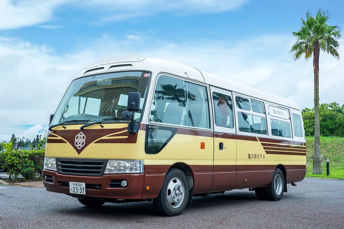 亀の井ホテル 九十九里の送迎バスは昭和風のラッピングバス