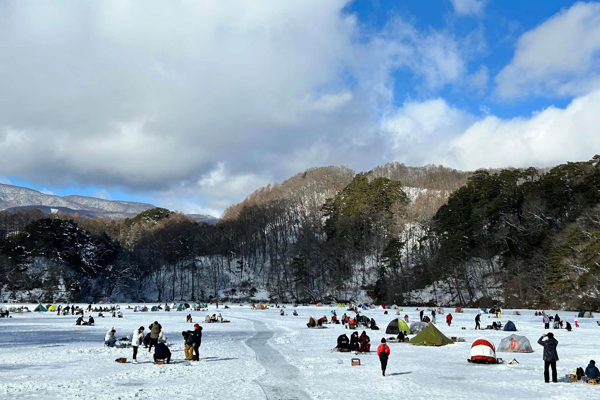 【冬の風物詩】松原湖氷上のわかさぎ釣り