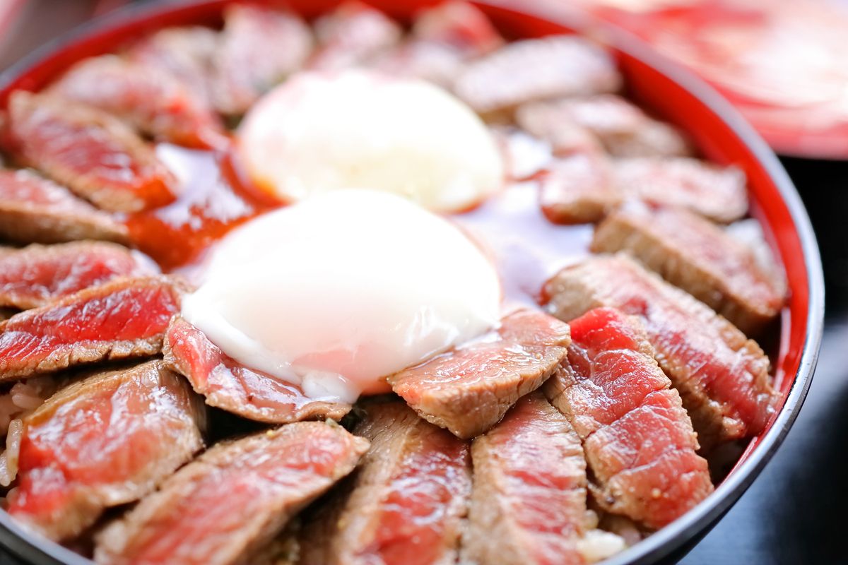 卵とタレがお肉に絡む絶品「あか牛丼」