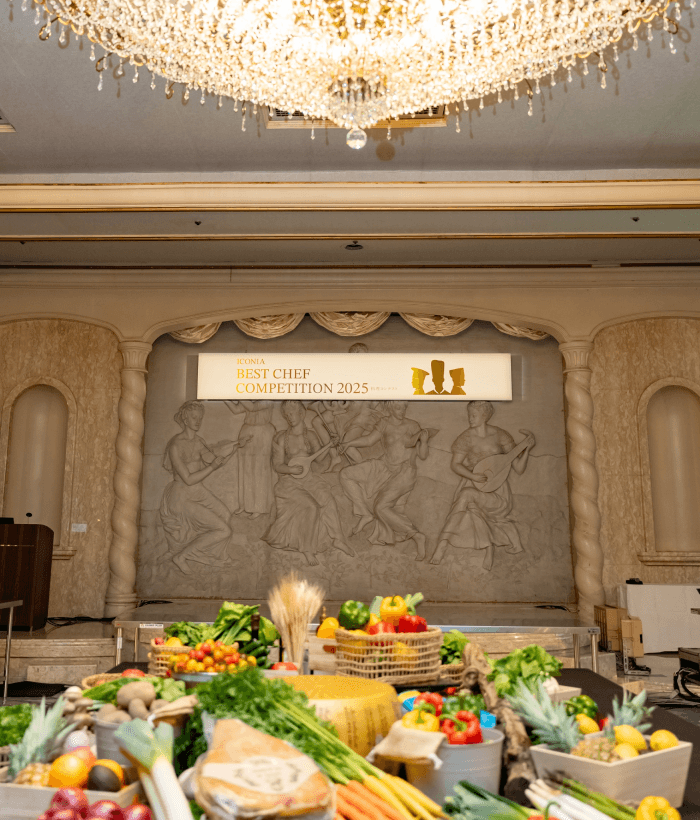 ICONIA BEST CHEF COMPETITION 2025 決勝大会当日の様子。会場のホテルニューアカオに並ぶ新鮮な食材
