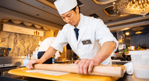 ICONIA BEST CHEF COMPETITION 2025 決勝大会当日の様子。生地を伸ばす様子