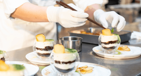 ICONIA BEST CHEF COMPETITION 2025 決勝大会当日の様子。デザートの盛り付け