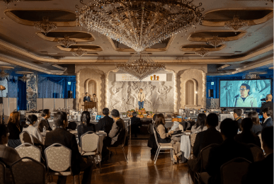 ホテルニューアカオの豪華な宴会場で行われている、料理コンテストの試食・審査会の風景