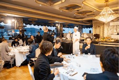 「GoTo Pass」会員の審査員たちが、各テーブルで実際に料理を試食・審査している様子