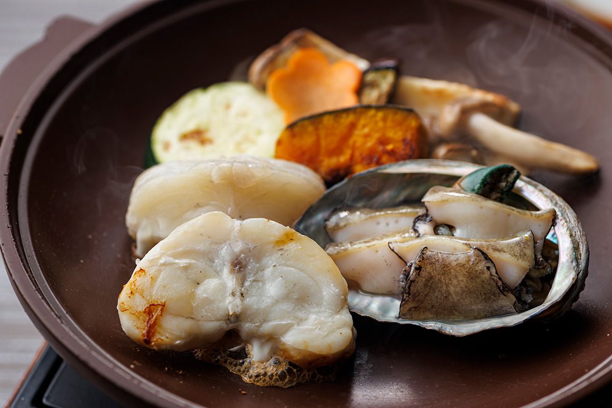 鮑と河豚の陶板焼き