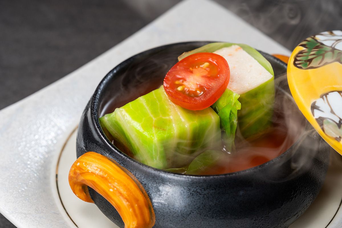 若松キャベツ包み　若松和炭トマトを使った海鮮スープ