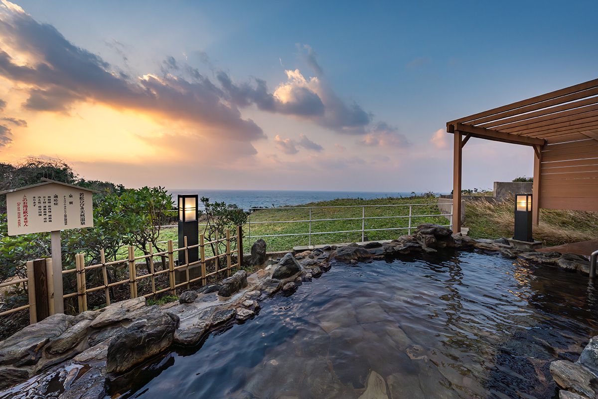 天然温泉若松ひびき温泉を堪能する露天風呂