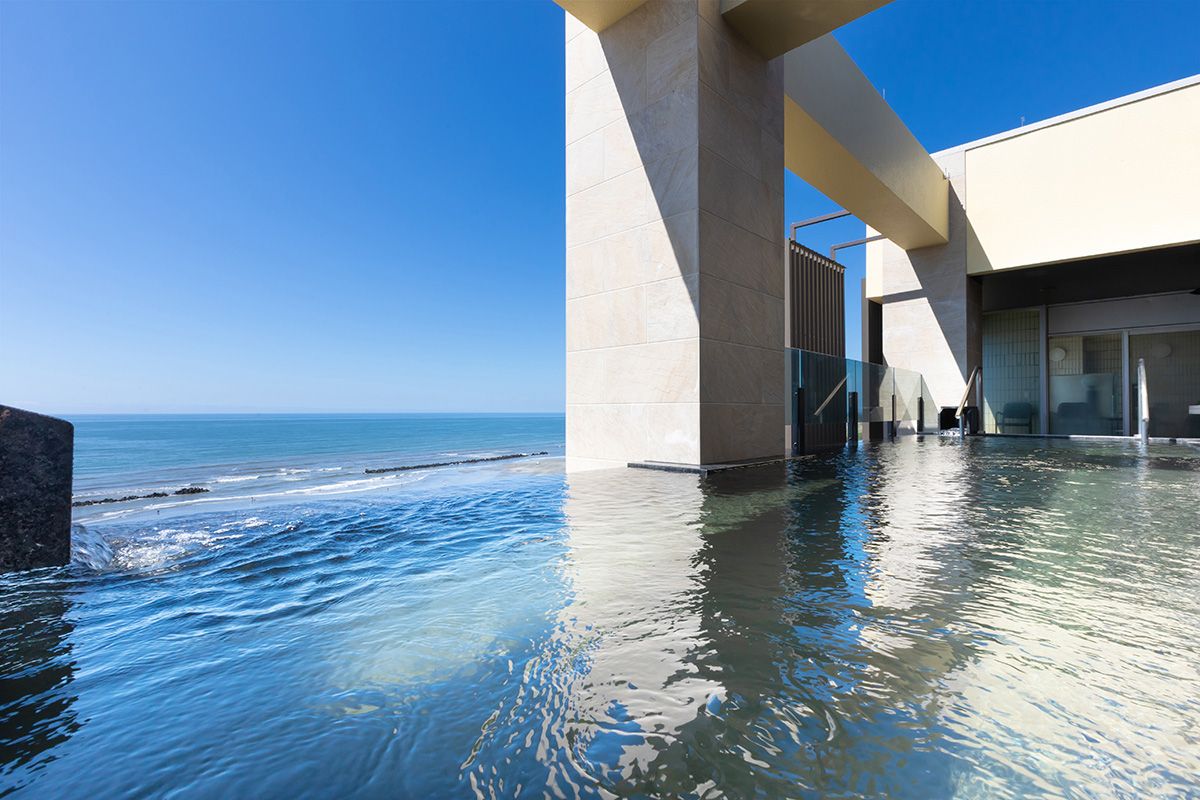 太平洋を見渡す10階展望風呂