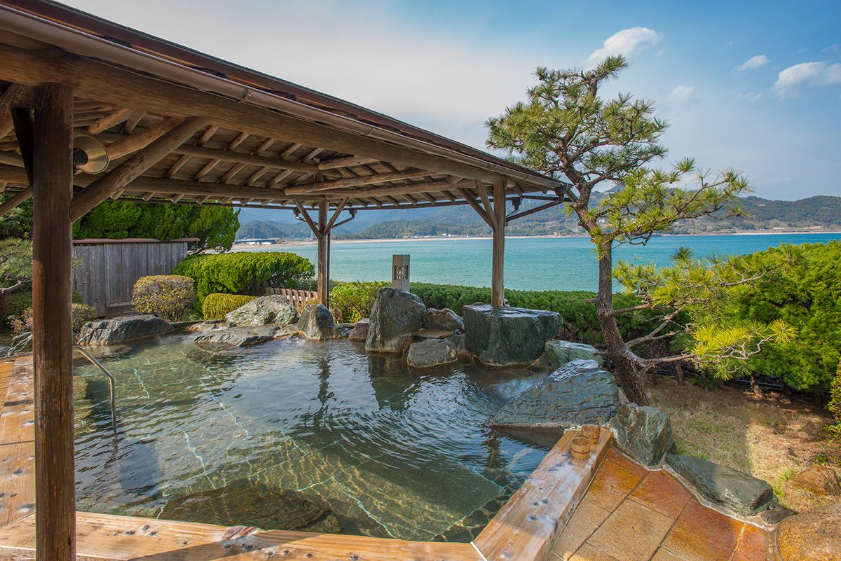 海山を望む開放感あふれる庭園露天風呂