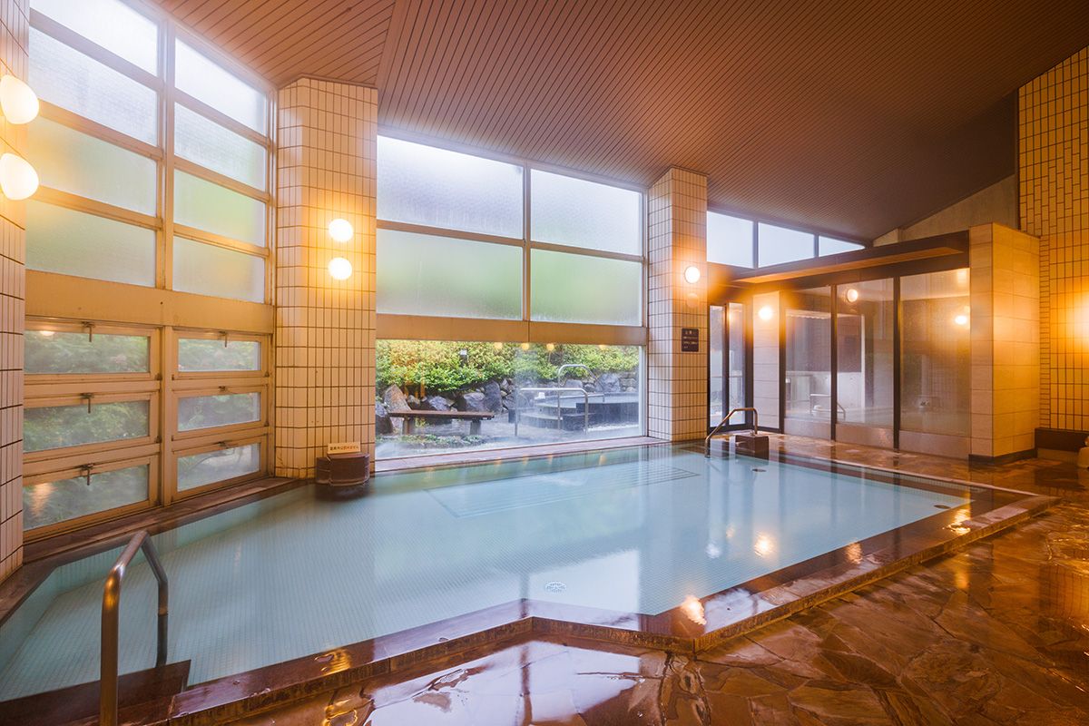 広々とした大浴場と自然に囲まれた庭園露天風呂