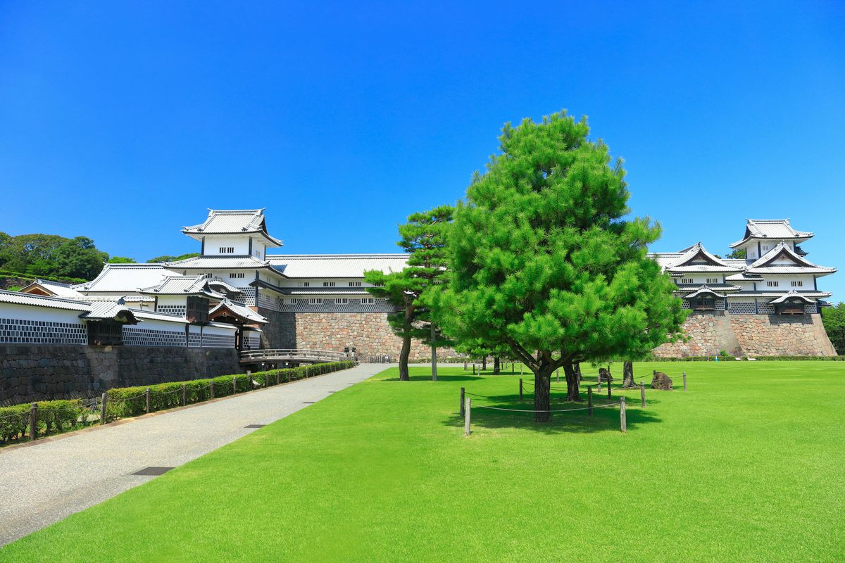 芝生が広がる金沢城公園「三の丸広場」
