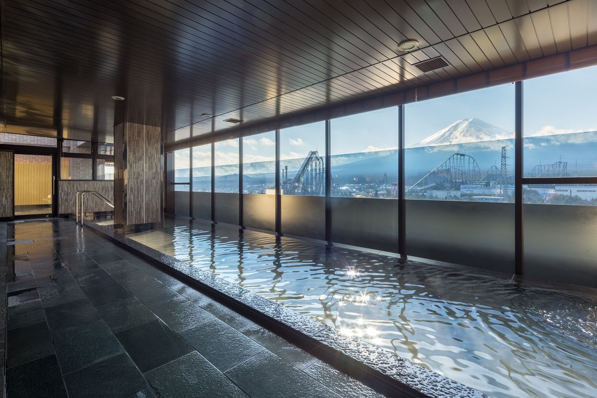 眺望雄偉富士山的「展望大浴場」