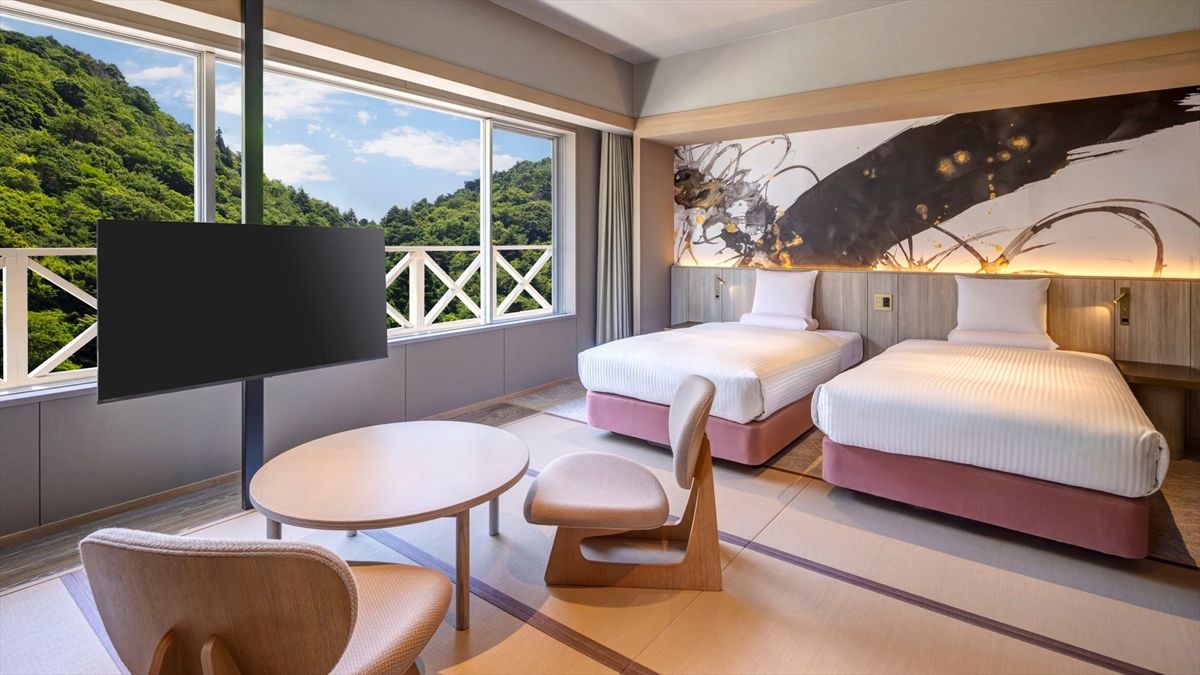 源泉かけ流しの天然温泉「金泉」をお部屋で堪能できる「プレミアム和洋室（コーナービュー）」