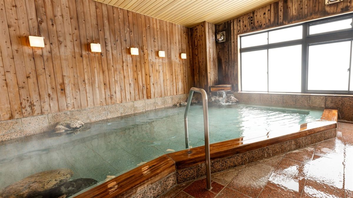 ヒノキ風呂は、冷え性・慢性皮膚病・慢性婦人病などの改善が期待できる万代鉱源泉