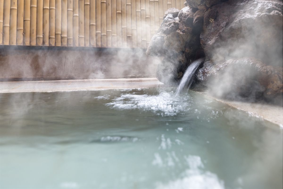 ほのかに硫黄の匂いがする、草津らしい湯質が特徴の温泉