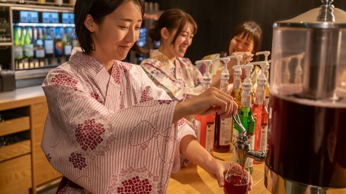 アルコールやスナック類も充実したゲストラウンジ