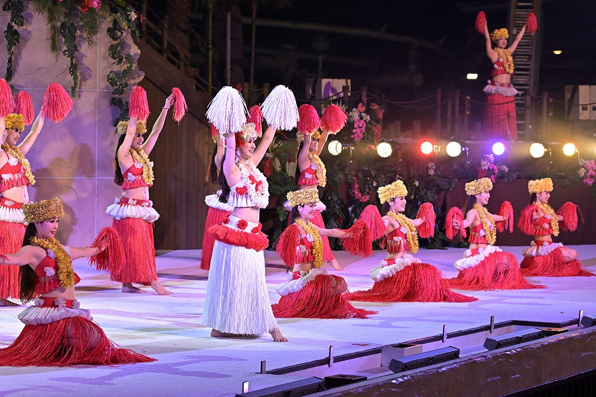 每天都会在舞台上举行热烈的表演