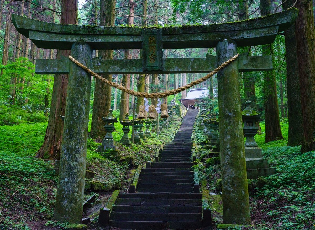 神秘的な雰囲気が漂う「上色見熊野座神社」