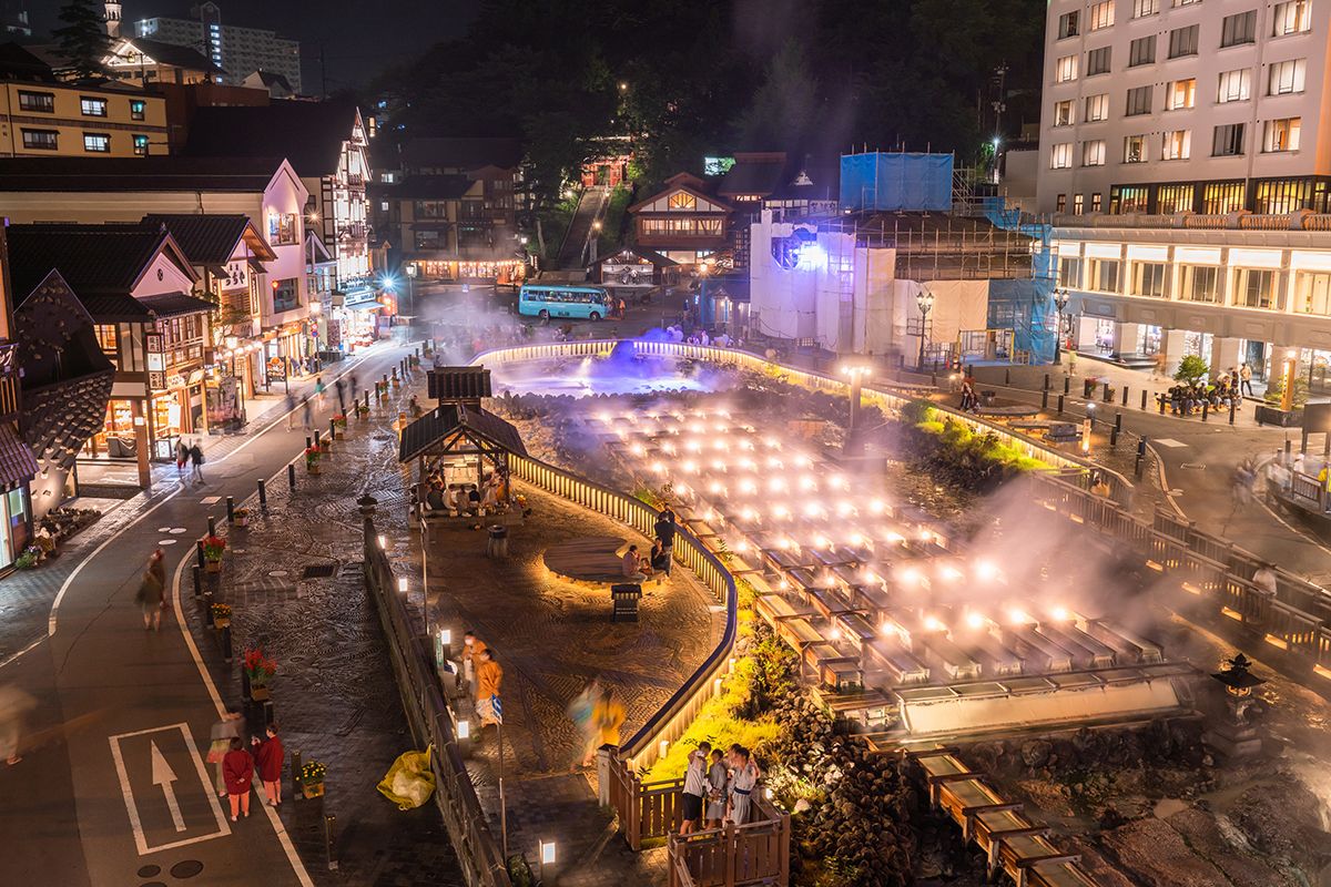 在日本三条温泉“草津温泉享受温泉和美食”。