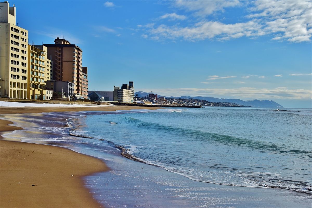 大森浜から眺める「湯の川温泉街」