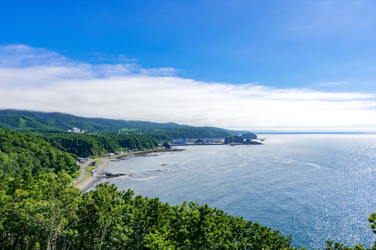 ウトロの海と温泉街を望む「プユニ岬」付近からの絶景