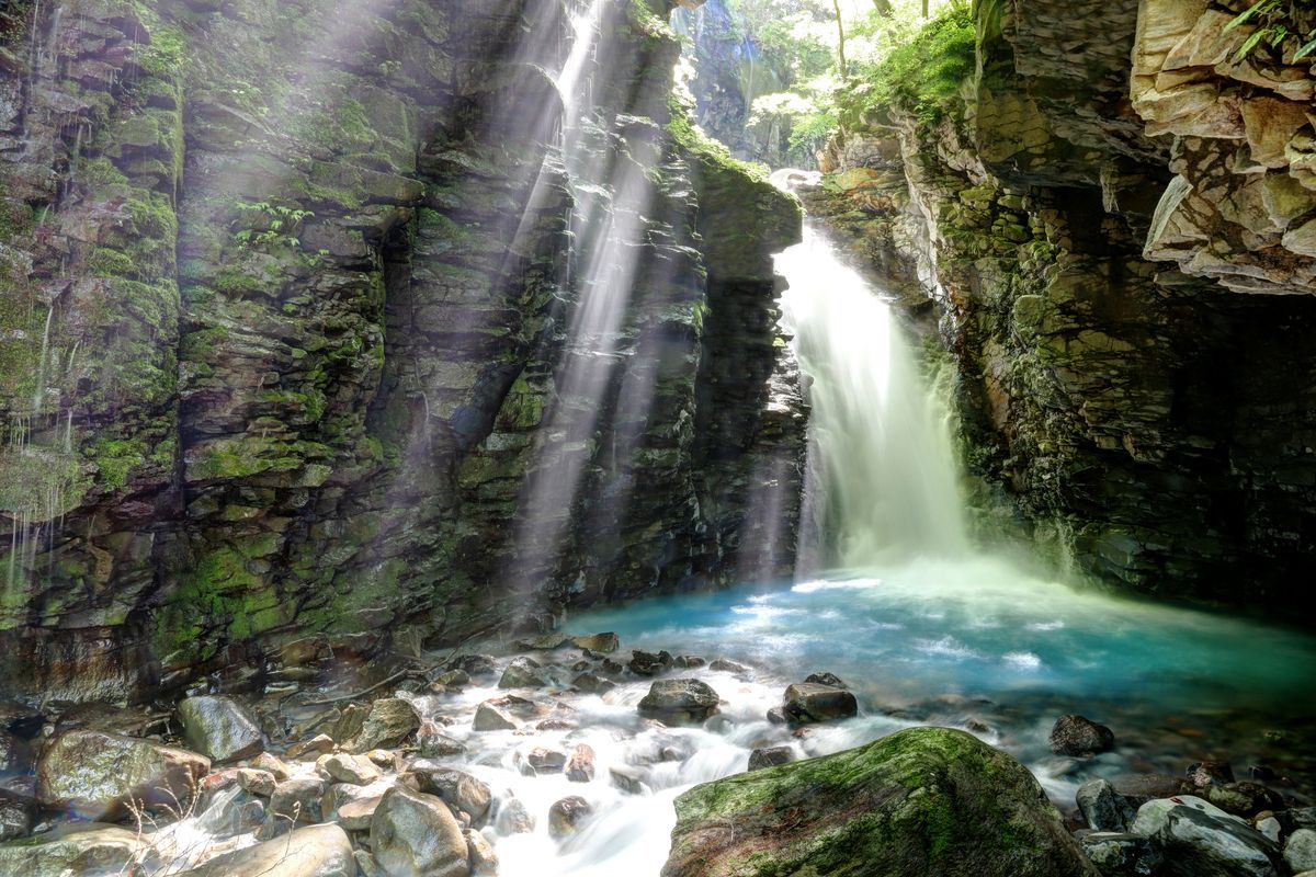 水と光が作り出す「雄飛の滝」の神秘的な光景