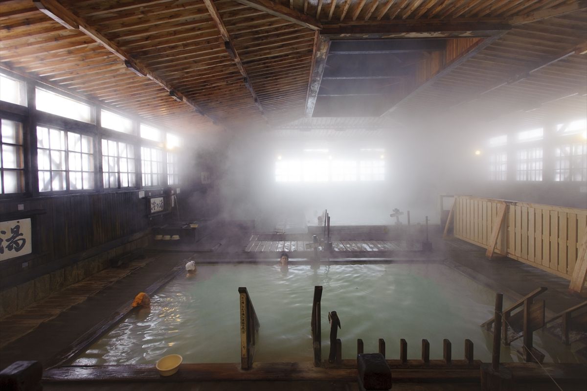 総ヒバ造りが見事な酸ヶ湯温泉の「ヒバ千人風呂」
