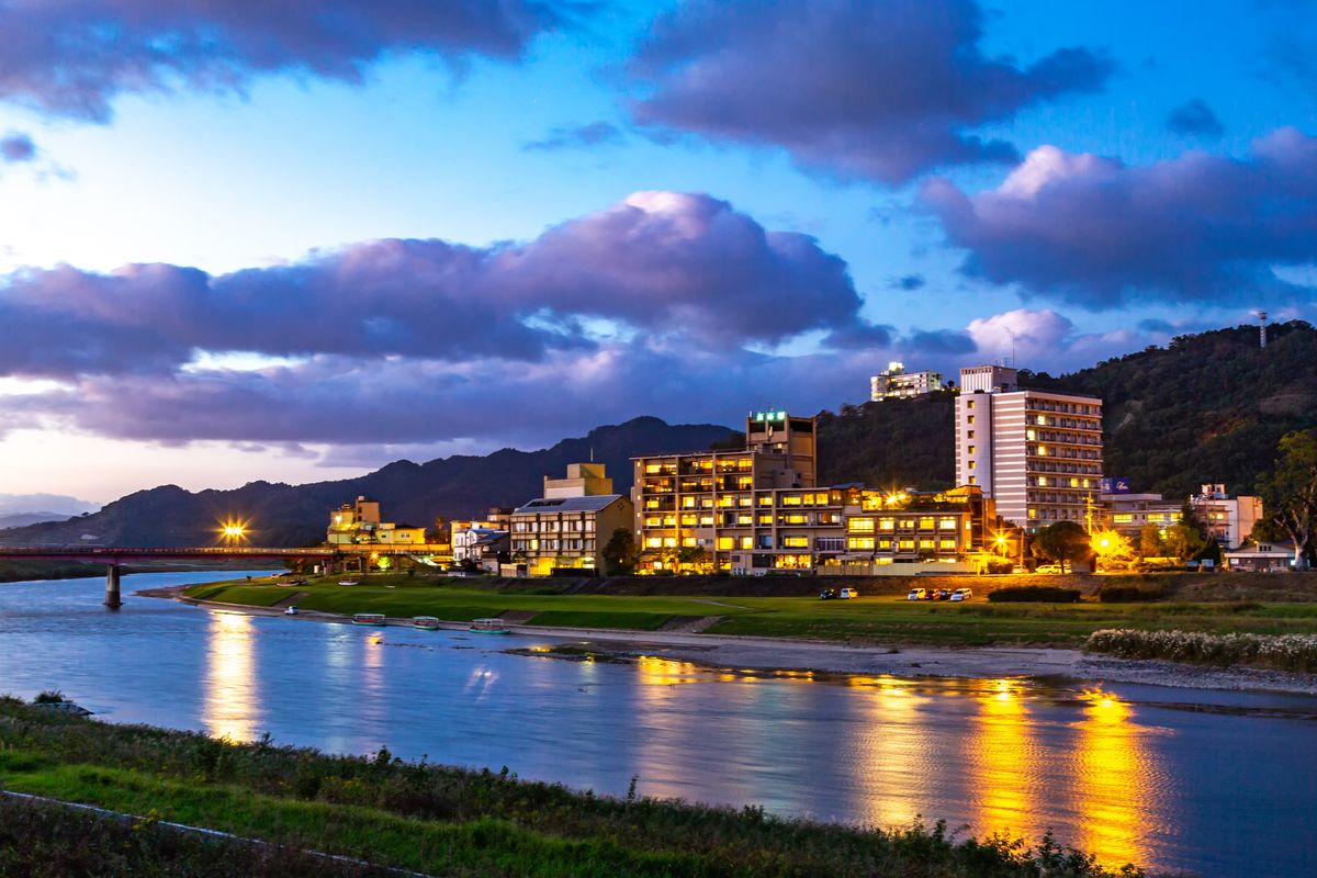 筑後川の川原で傷ついた鶴が湯浴みしていたことが地名の由来となった原鶴温泉（写真提供：福岡県観光連盟）