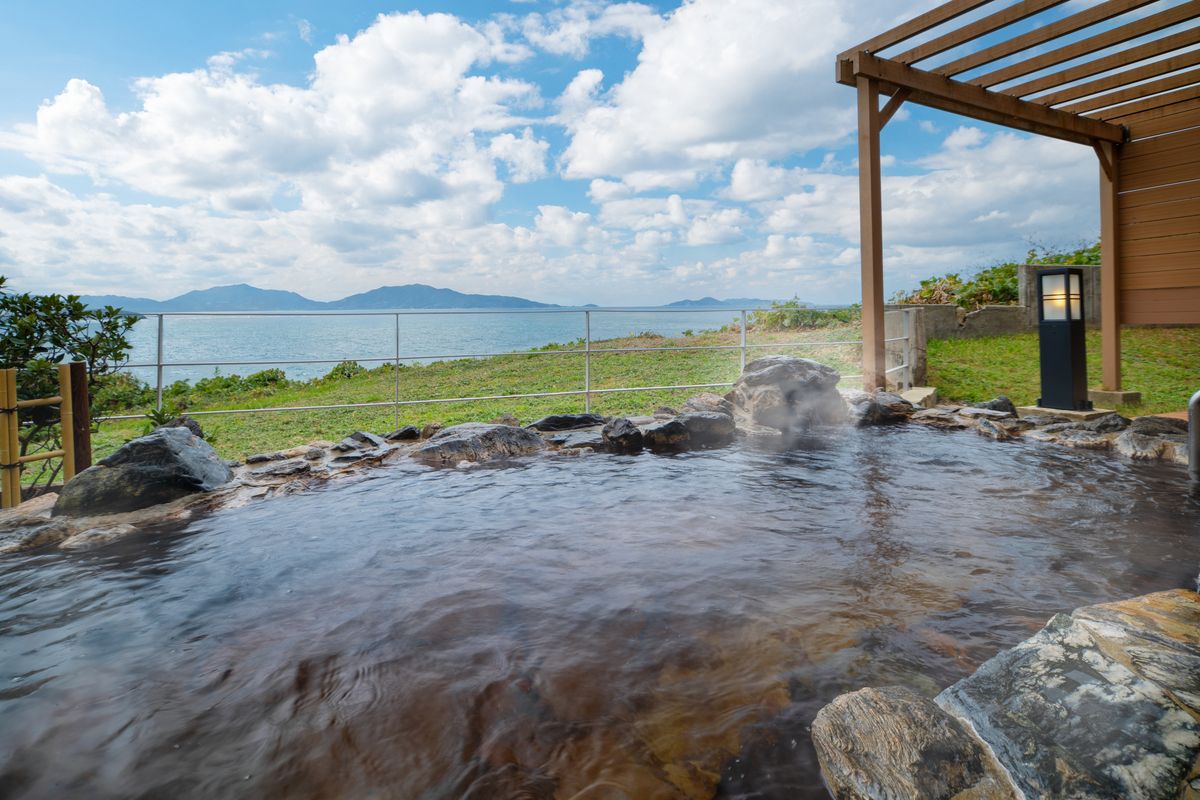 玄界灘を一望できる露天風呂「若松ひびき温泉」