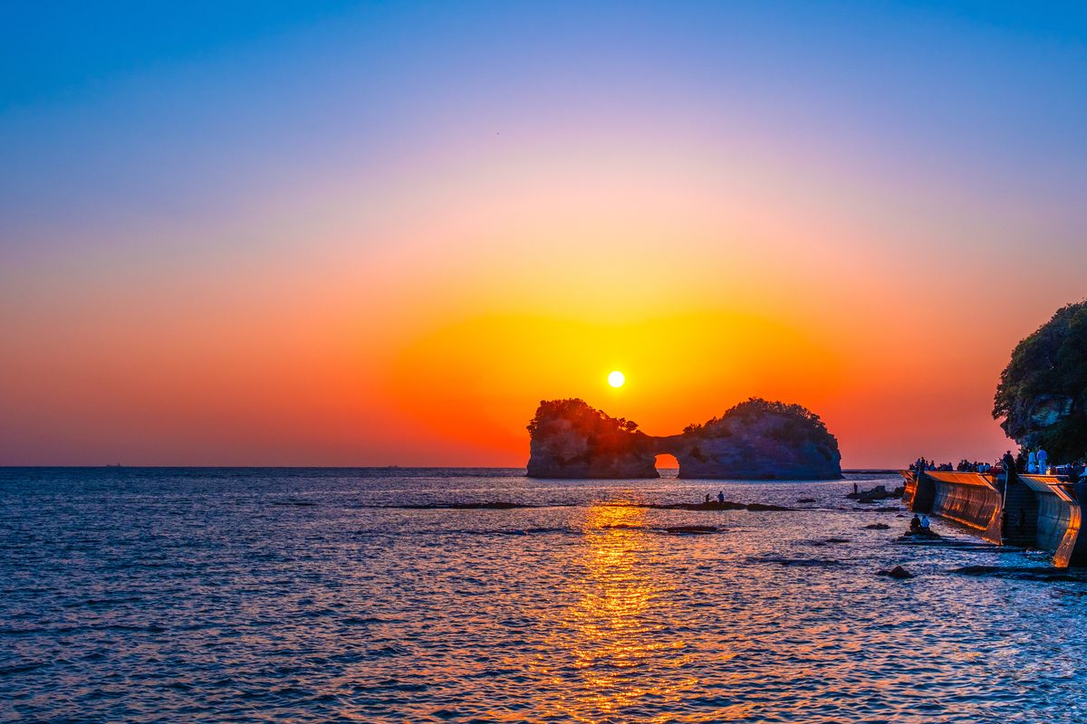 円月島には夕日が沈む頃に訪れるのがおすすめ