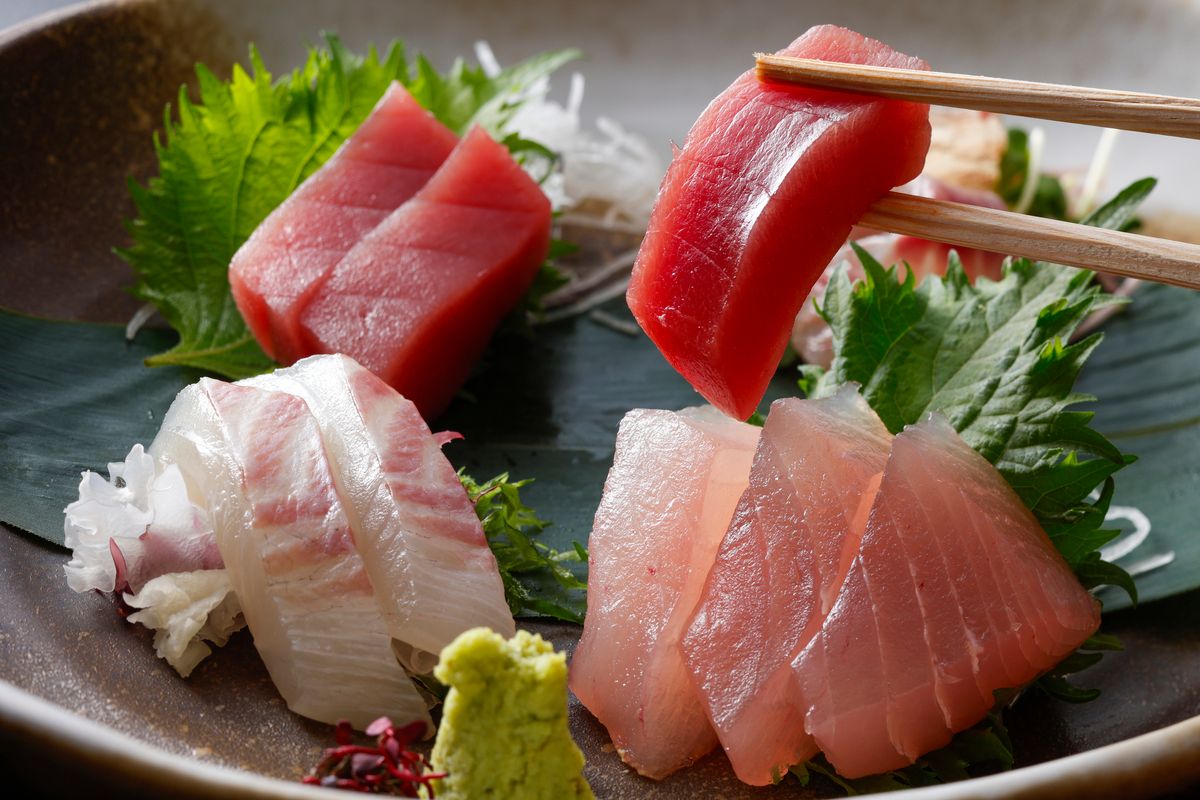 勝浦港から水揚げされた生マグロのお造りをはじめとした料理が並ぶ会席料理