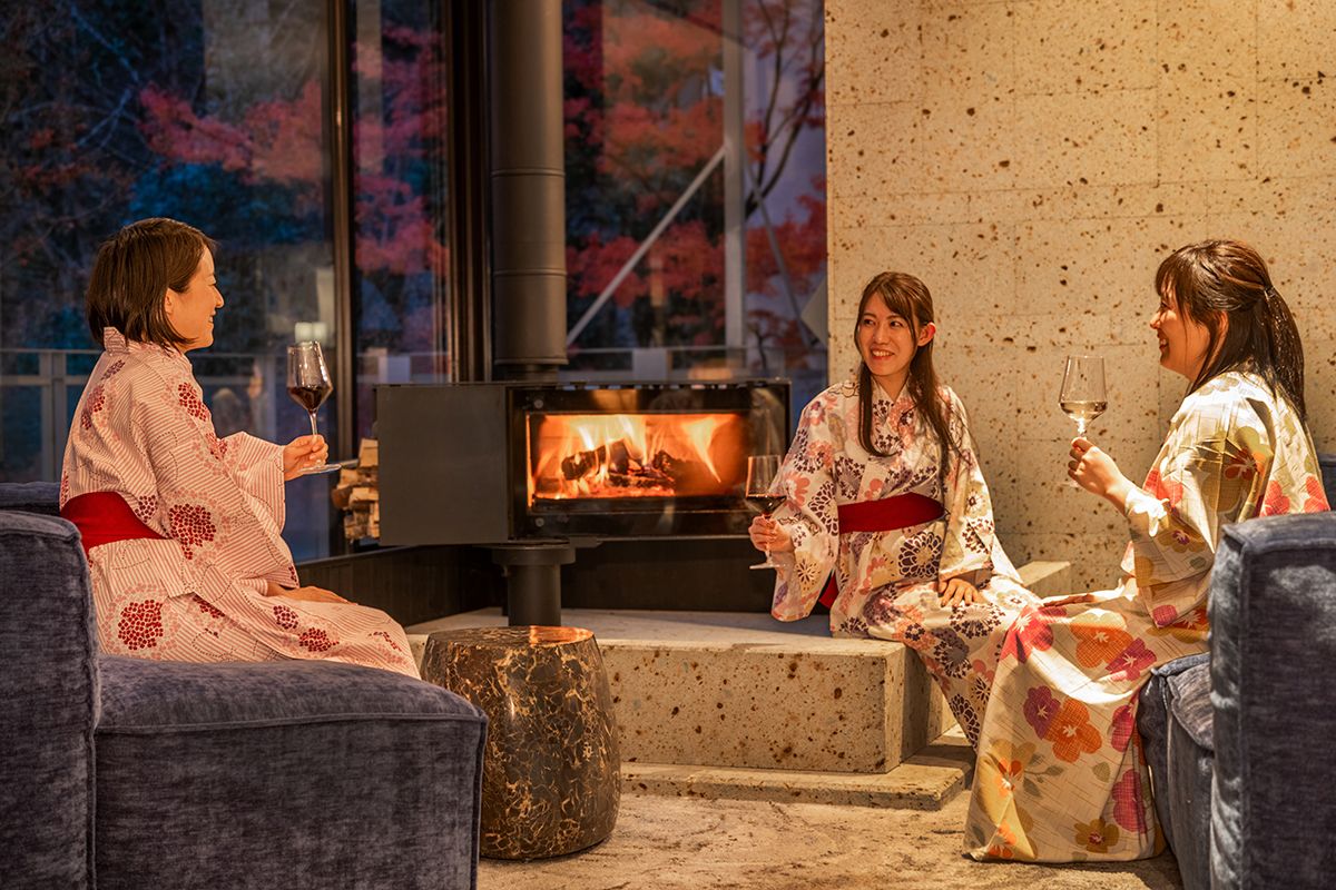 在大厅休息室的夜晚时光