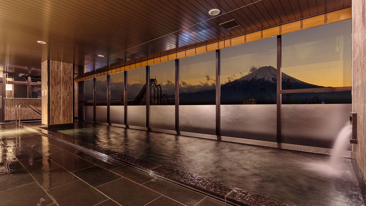 富士山が目の前にそびえる展望大浴場