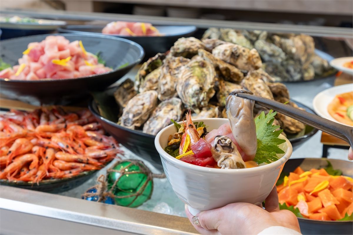 蒸し牡蠣をはじめとする海の幸は、海鮮丼にしてもそのままでも