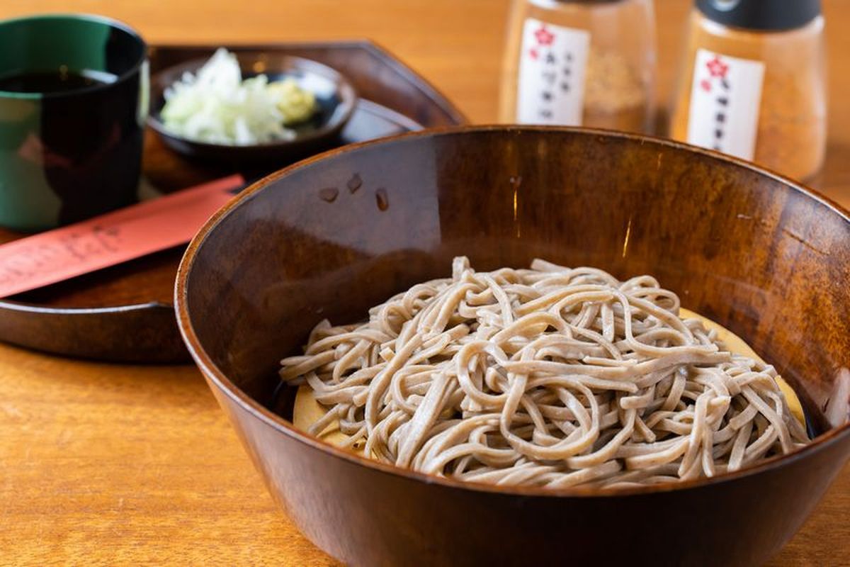 「十割蕎麦そばや」の風味豊かな「黒杜そば」
