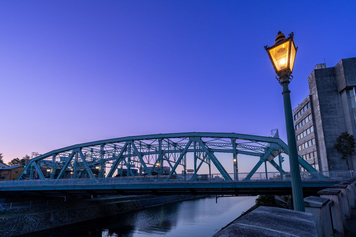 傍晚點亮柔和燈光的「犀川 (Saigawa) 大橋」