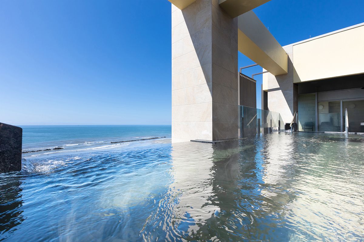 The 10th-floor observation bath was renovated in July 2025.