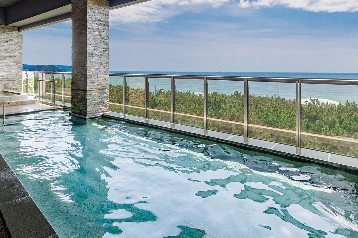 The panoramic public bath "Tenku no Yu" on the 7th floor