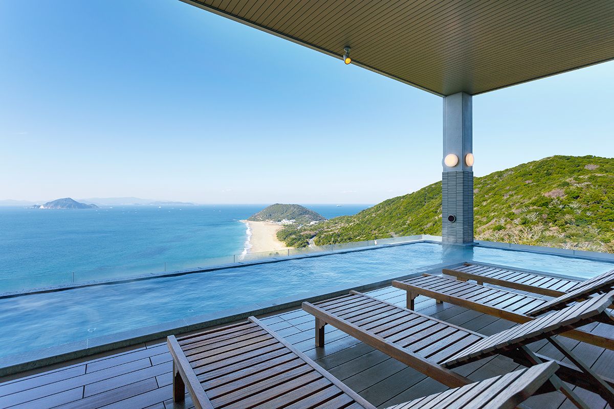 An infinity bath with a spectacular view of Cape Irago.