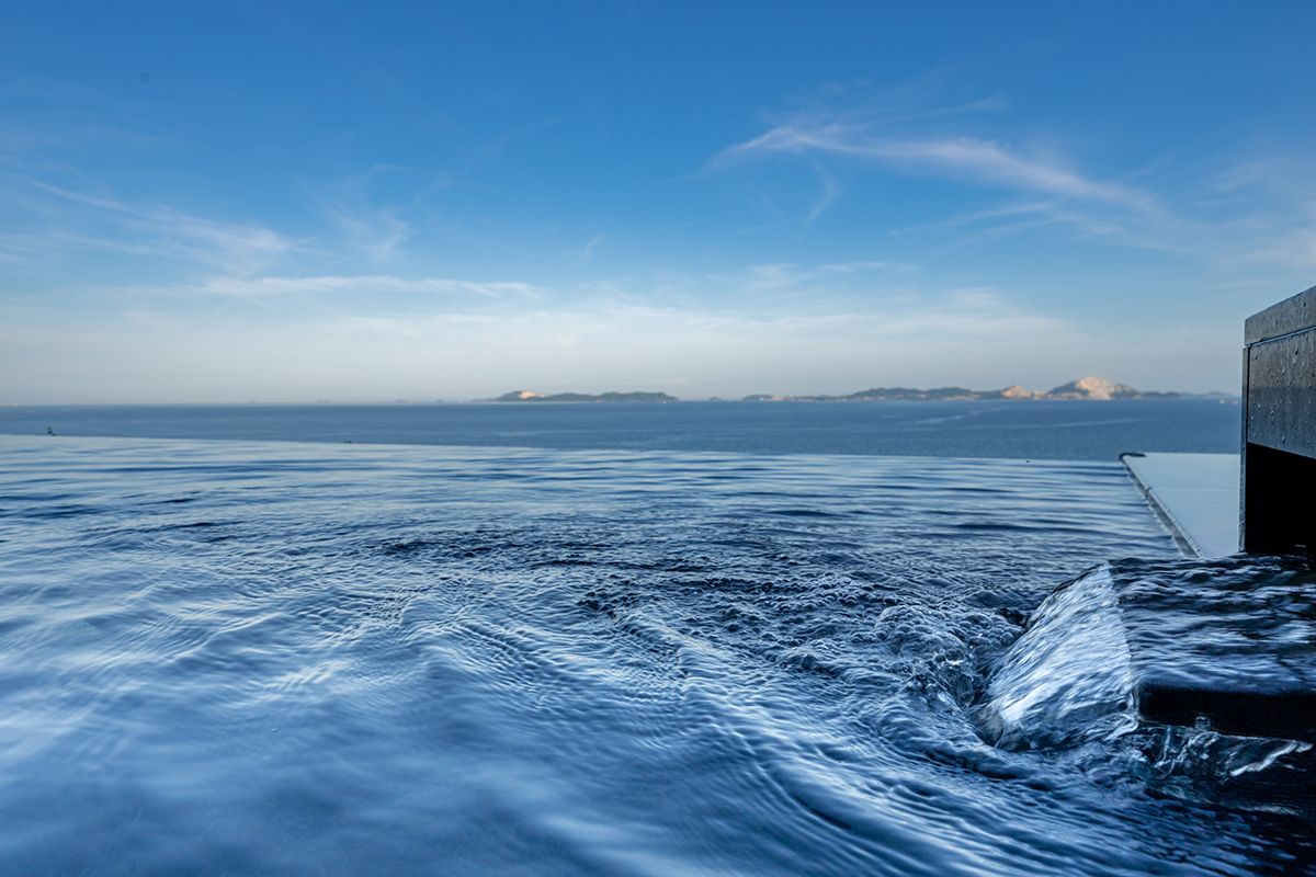 An infinity open-air bath that blends seamlessly with the Seto Inland Sea.