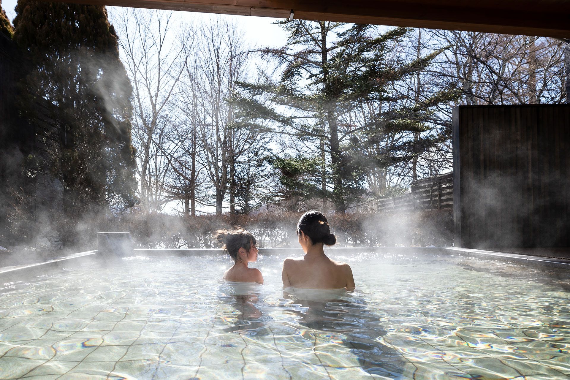 女神湖を望む「天然温泉」