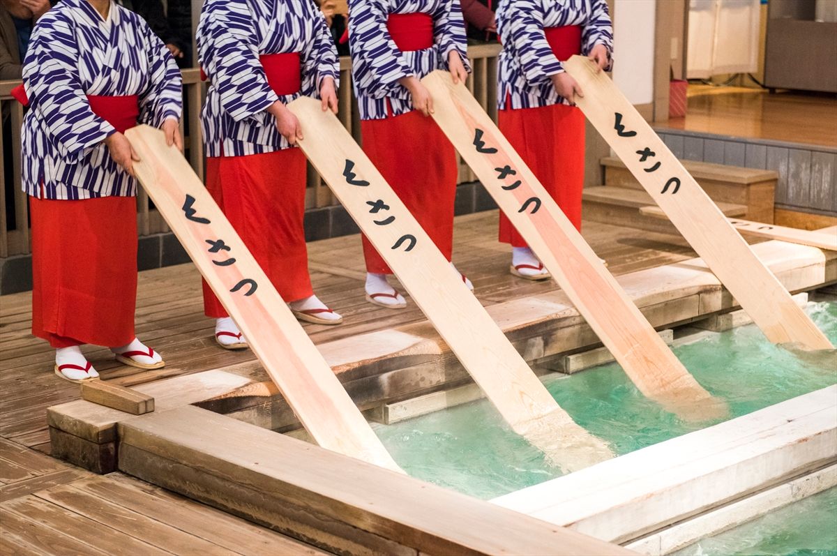 「熱乃湯」の「湯もみと踊りショー」