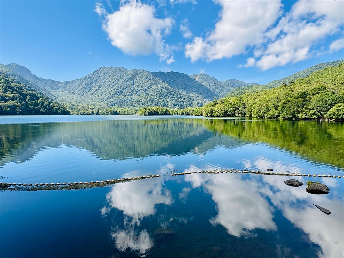 奥日光の静かな山間にある「湯ノ湖」