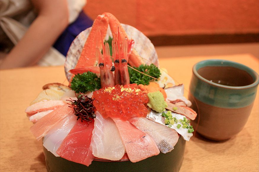 新鮮な魚介類を使った海鮮丼や寿司