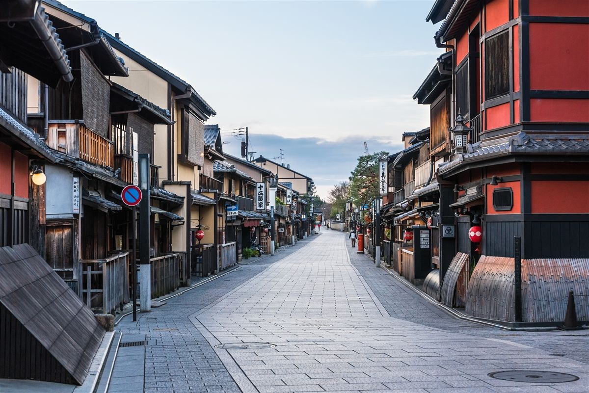 お茶屋の家並みが続く「京都祇園 花見小路」
