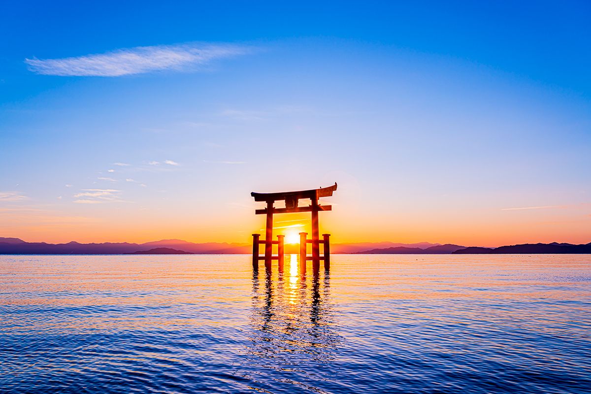 湖中大鳥居越しの日の出