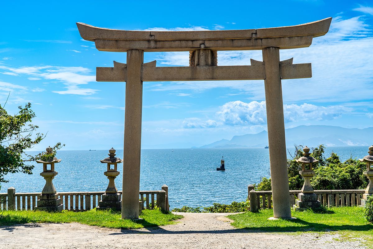 鳥居越しに海が見える伊和都比売神社