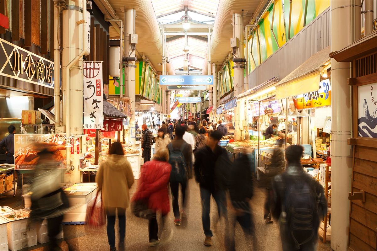 約170店舗が建ち並ぶ近江町市場