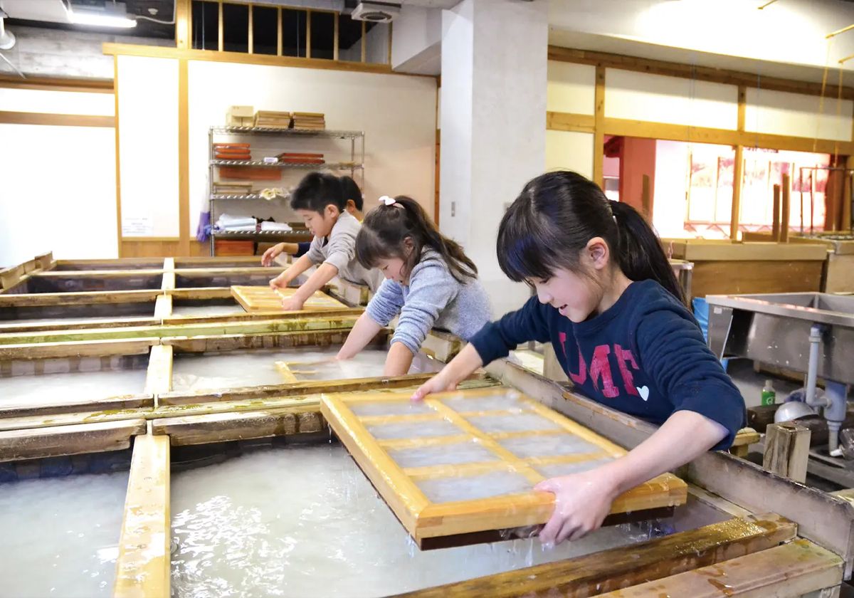 いの町紙の博物館の「和紙の紙漉き体験」