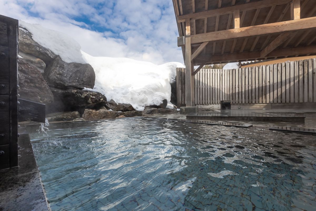 冬季最美好的部分：一边温泉一边欣赏雪景